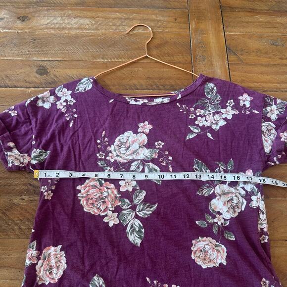 Maurices 24/7 red floral crew neck size  medium - Picture 6 of 6
